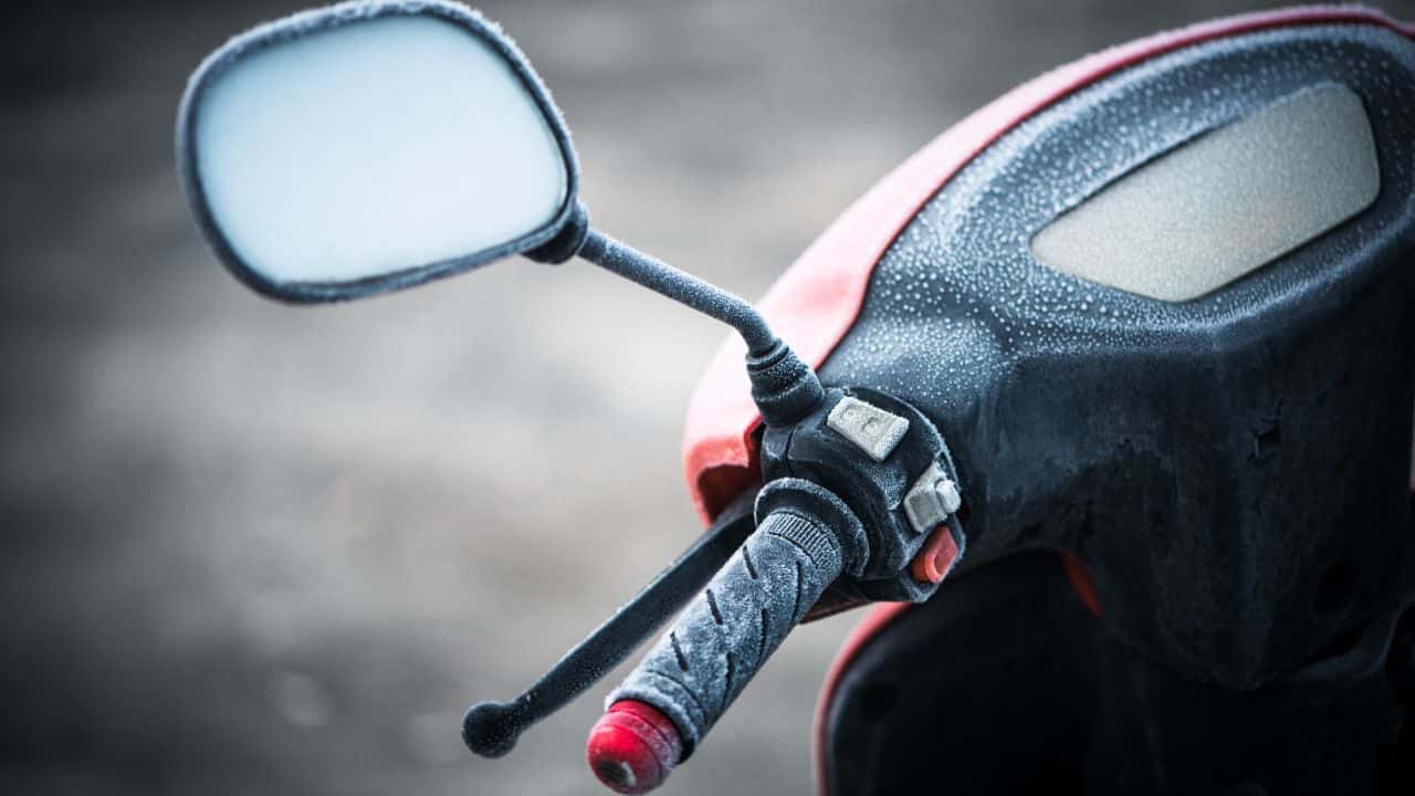 Tijdens scooter rijden in de winter kun je het met een paar tips warm houden.