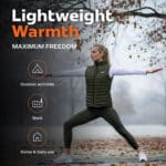 Lifestyle image van een verwarmde bodywarmer gedragen door een vrouw tijdens yoga in de buitenlucht. Lichtgewicht ontwerp dat bewegingsvrijheid geeft voor outdoor activiteiten, werk en dagelijks gebruik.
